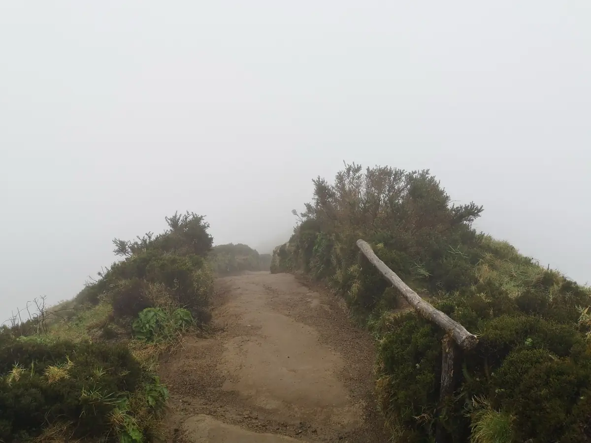 Wolken über dem Wanderweg am Boca do Inferno
