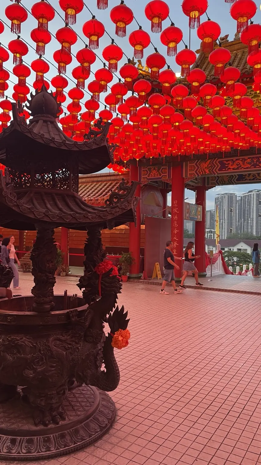 Rote Laternen hängen dicht über dem Innenhof des Thean-Hou-Tempels in Kuala Lumpur.