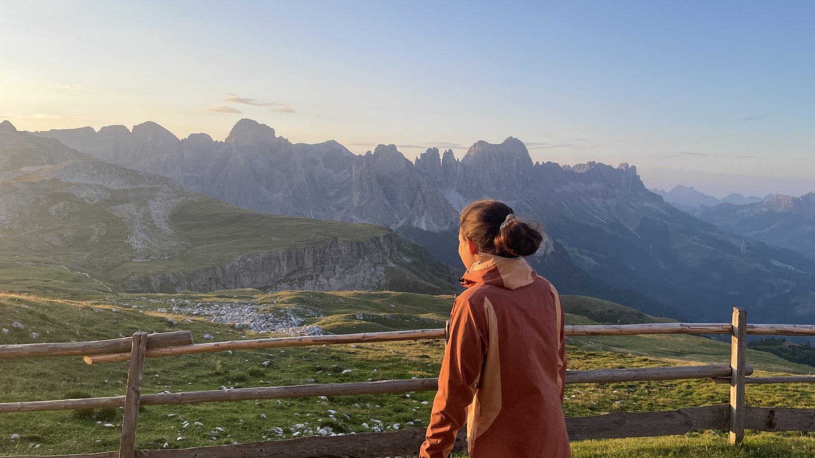 Wanderin vor dem Dolomitenpanorama bei Sonnenuntergang am Schlernhaus