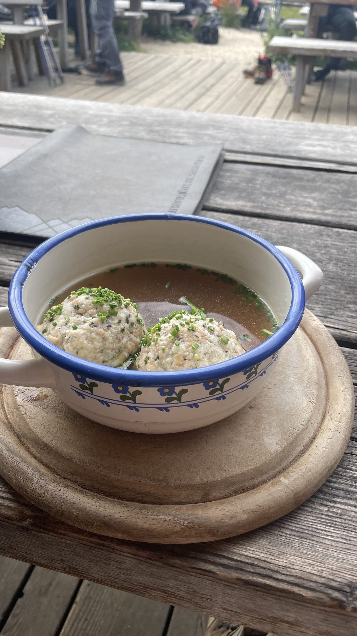 Zwei Südtiroler Knödel in Brühe als warme Mahlzeit während der Hüttenwanderung