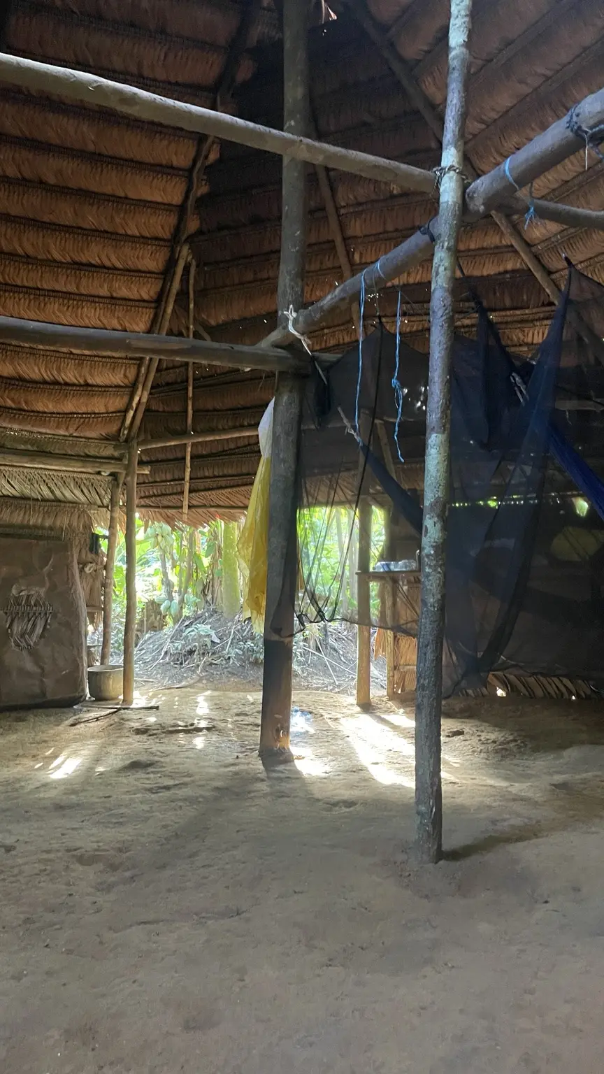 Hängematten und Moskitonetze in einer offenen Unterkunft im Amazonas