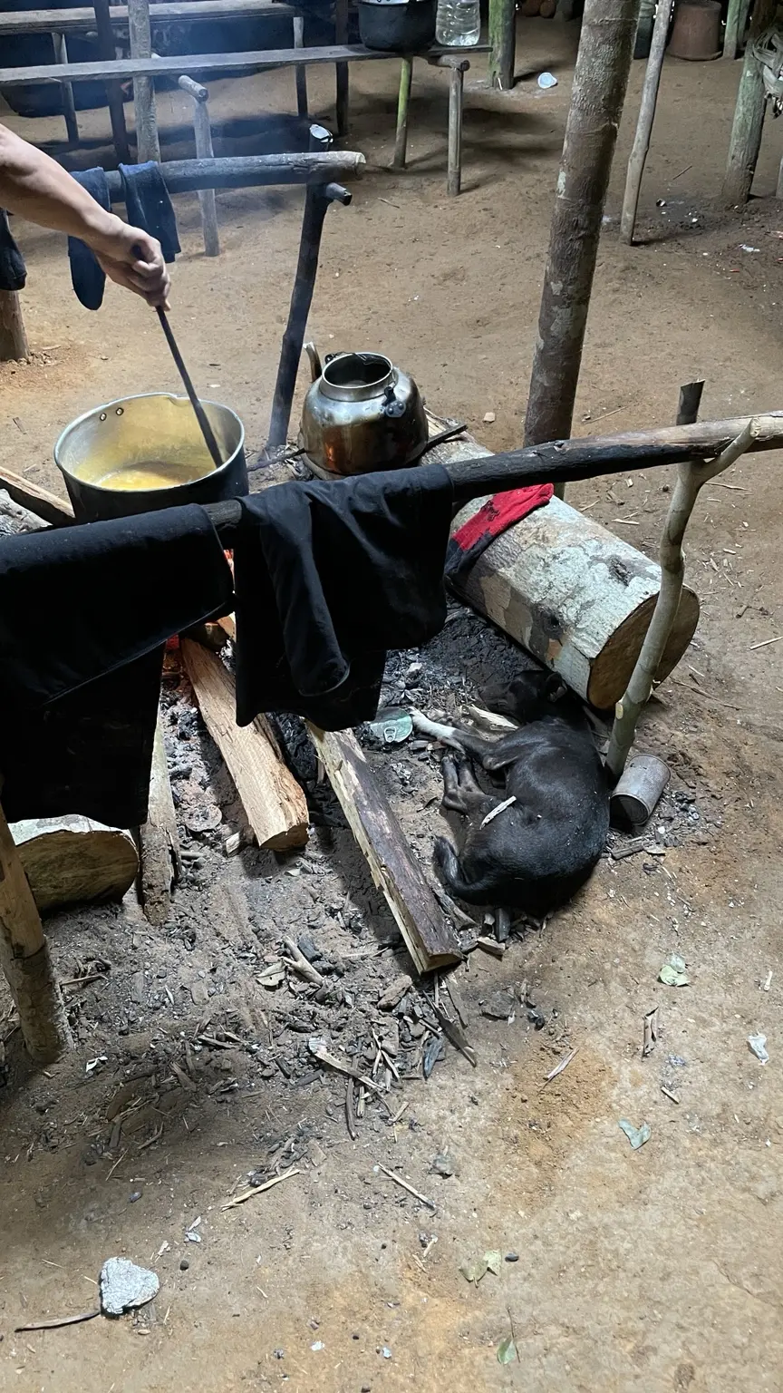 Offene Feuerstelle zum Kochen im Inneren einer Maloka im Amazonas
