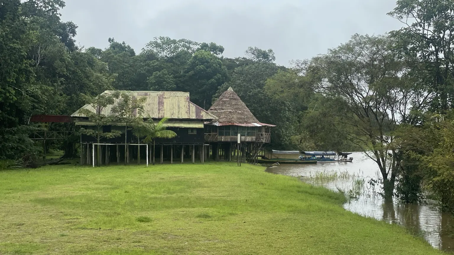 Auf Stelzen errichtete Tierauffangstation am Fluss im Amazonasgebiet