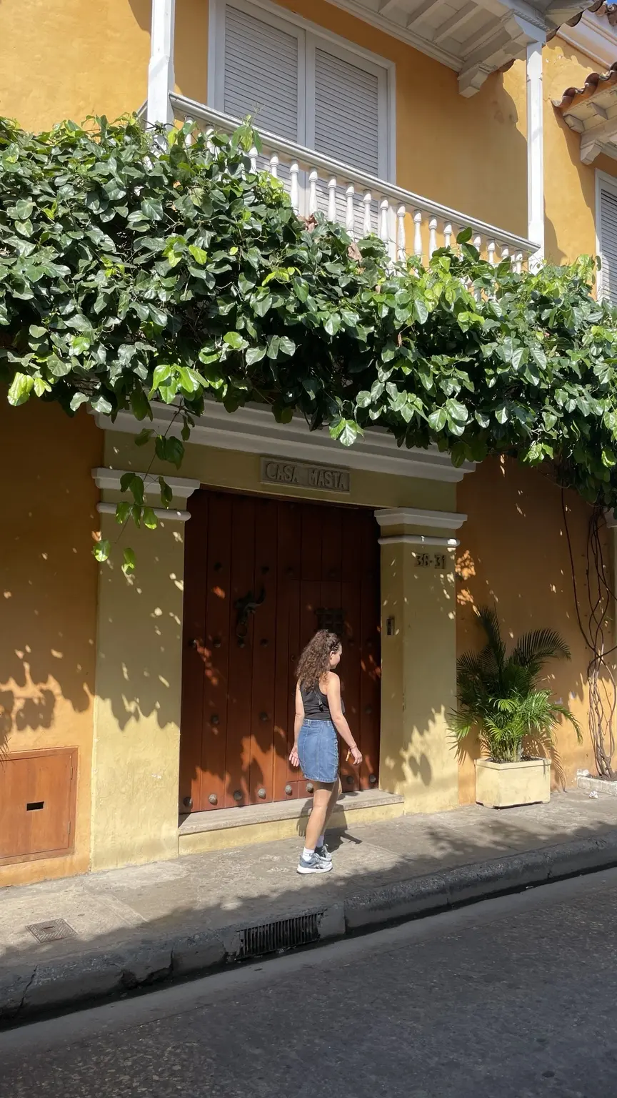 Gelbes Kolonialhaus mit üppig bewachsenem Balkon in Cartagena