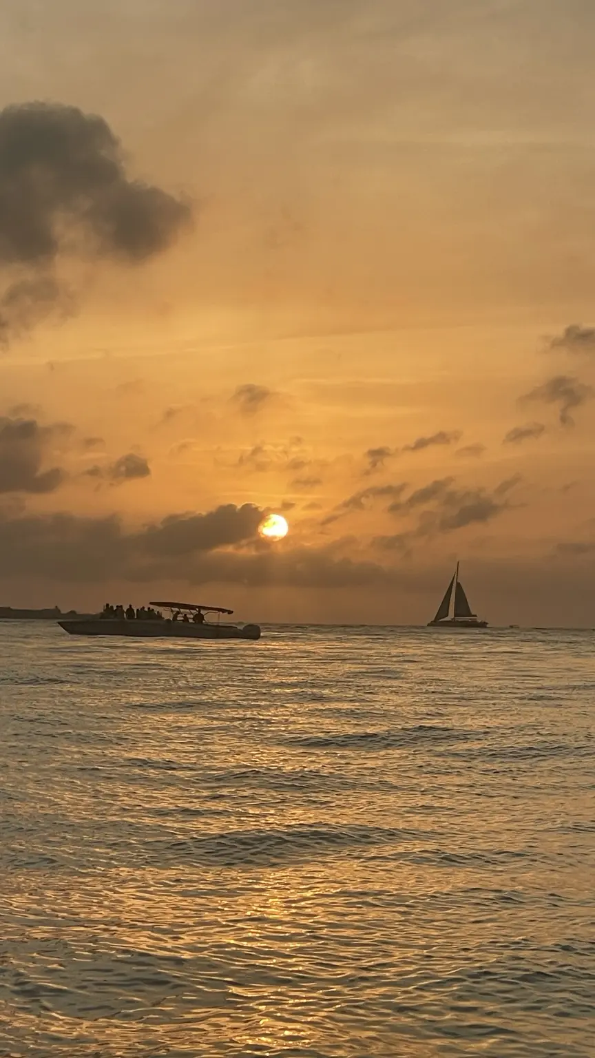 Goldener Sonnenuntergang über dem Meer mit Booten vor Cartagena