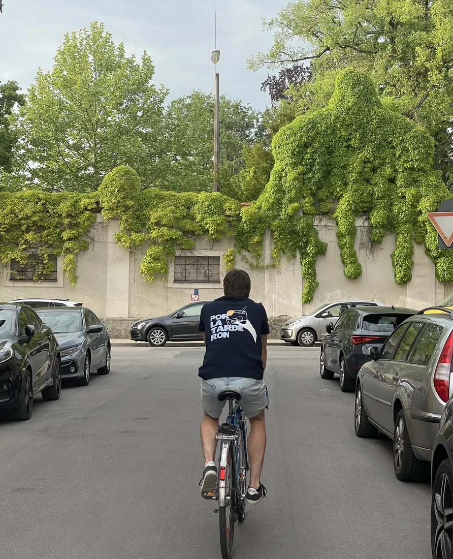 Fahrradfahrer mit dunkelblauem Shirt und dem Aufdruck „Por la tarde ron“