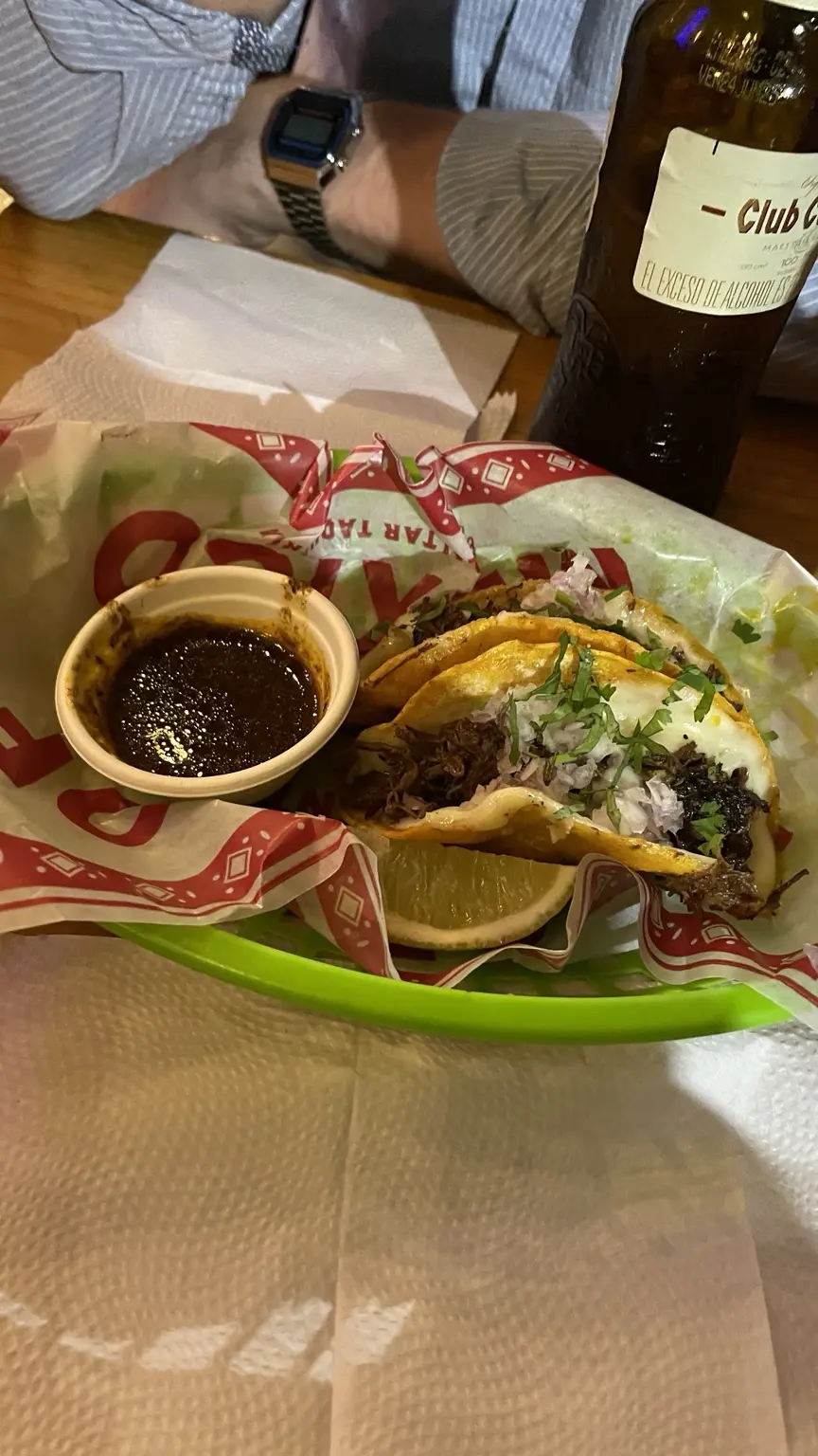 Tacos mit Fleisch und Limette auf einem Teller in Medellín
