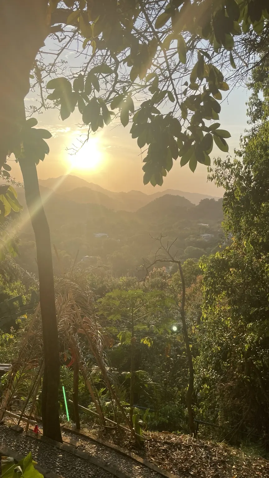 Goldener Sonnenuntergang über den grünen Bergen bei Casa Loma Minca