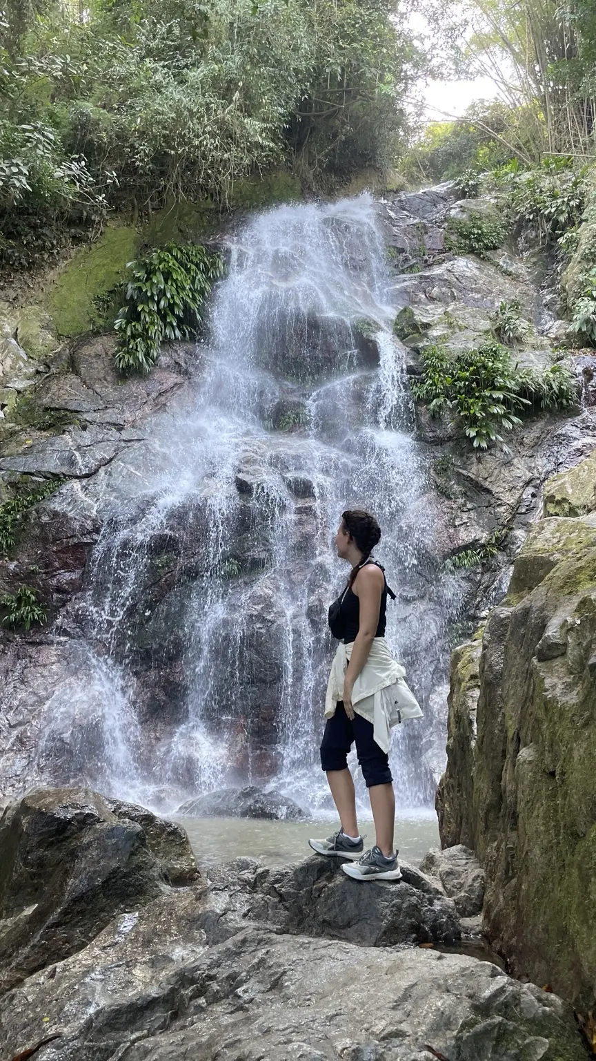Reisende vor dem Wasserfall Cascadas de Marinka bei Minca