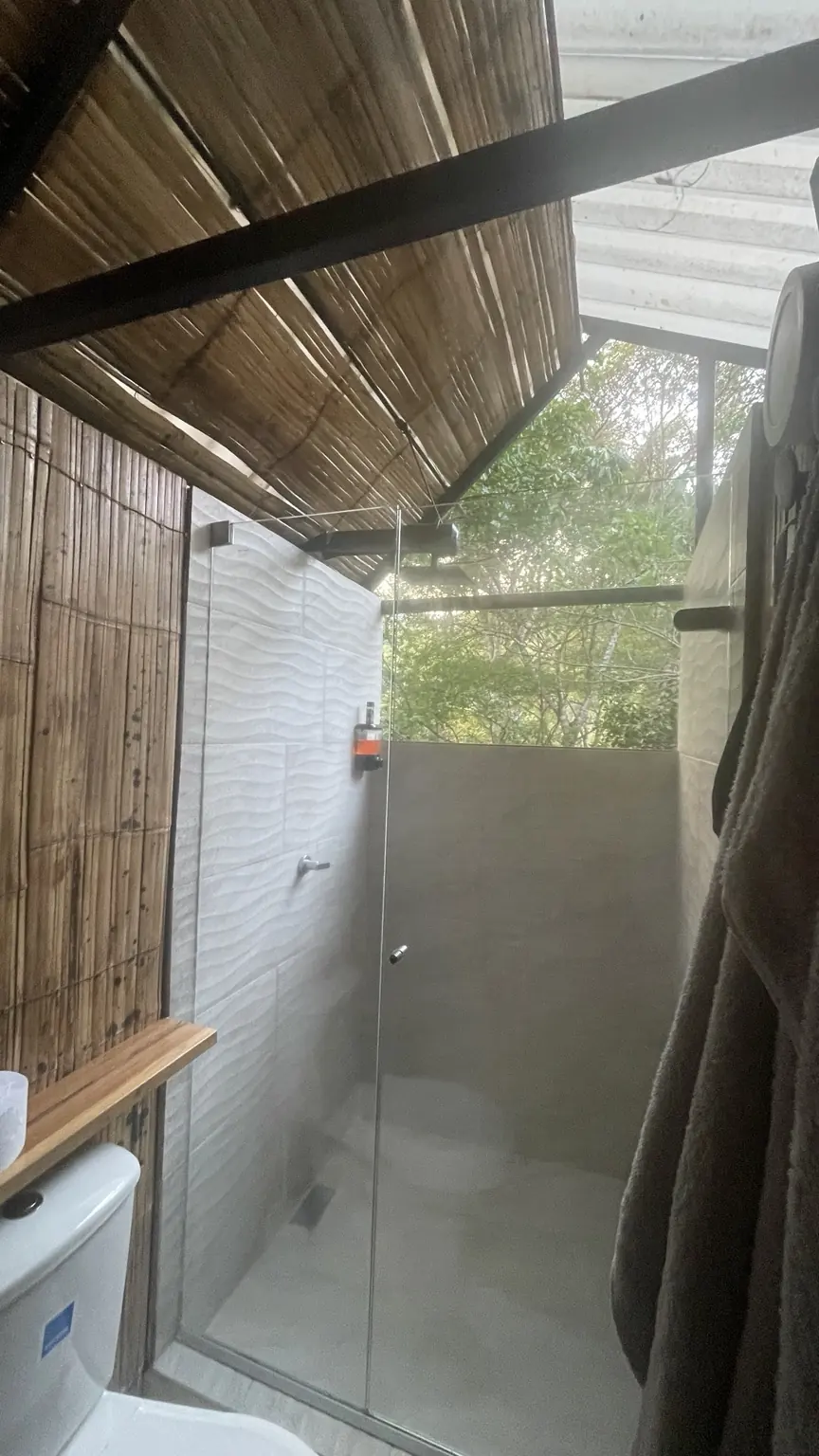Offene Dusche des Costeño River Hostels mit Blick in die grüne Umgebung