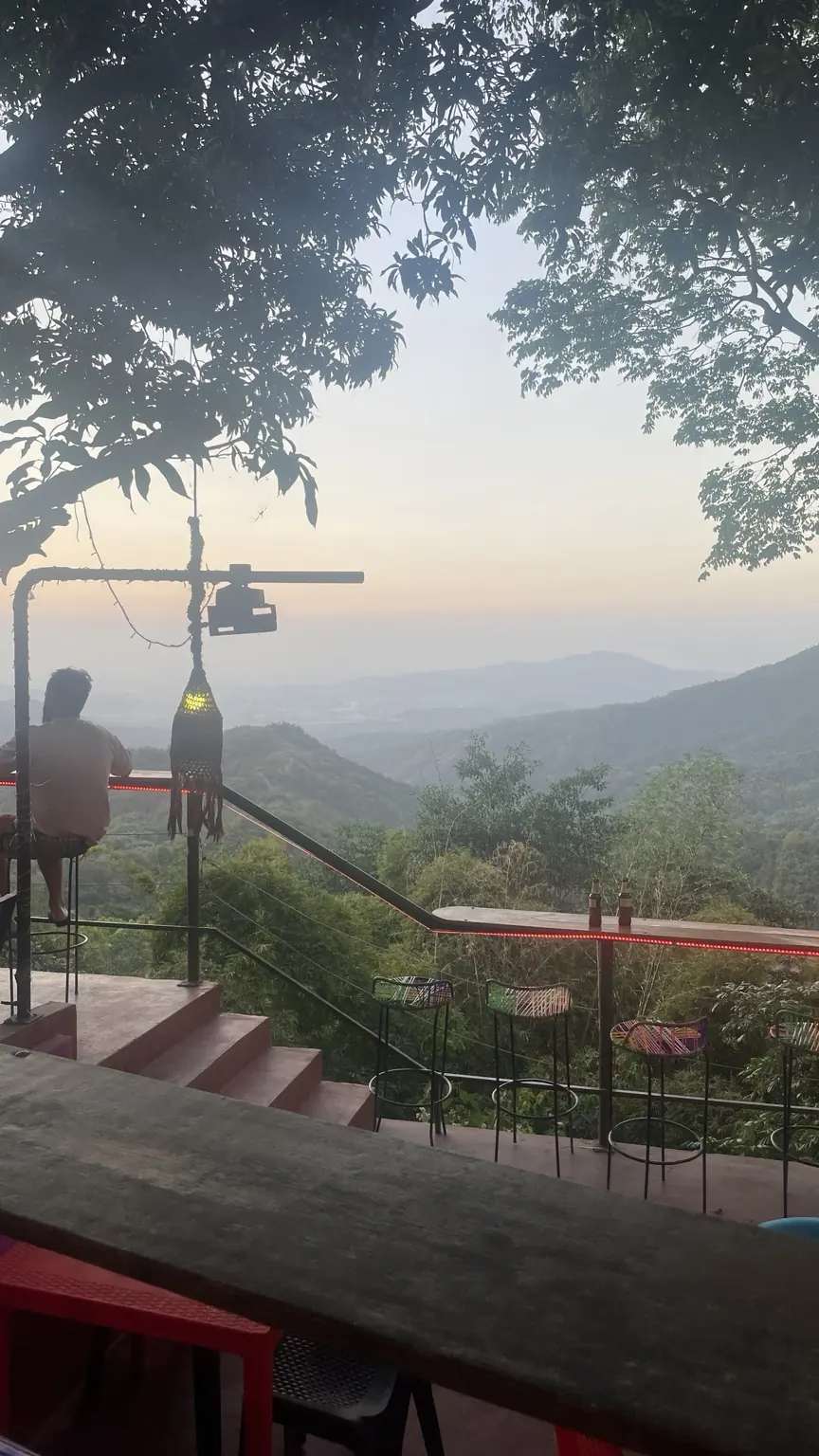 Terrasse der Mirador Bar mit Blick über die Berge bei Minca in der Abenddämmerung