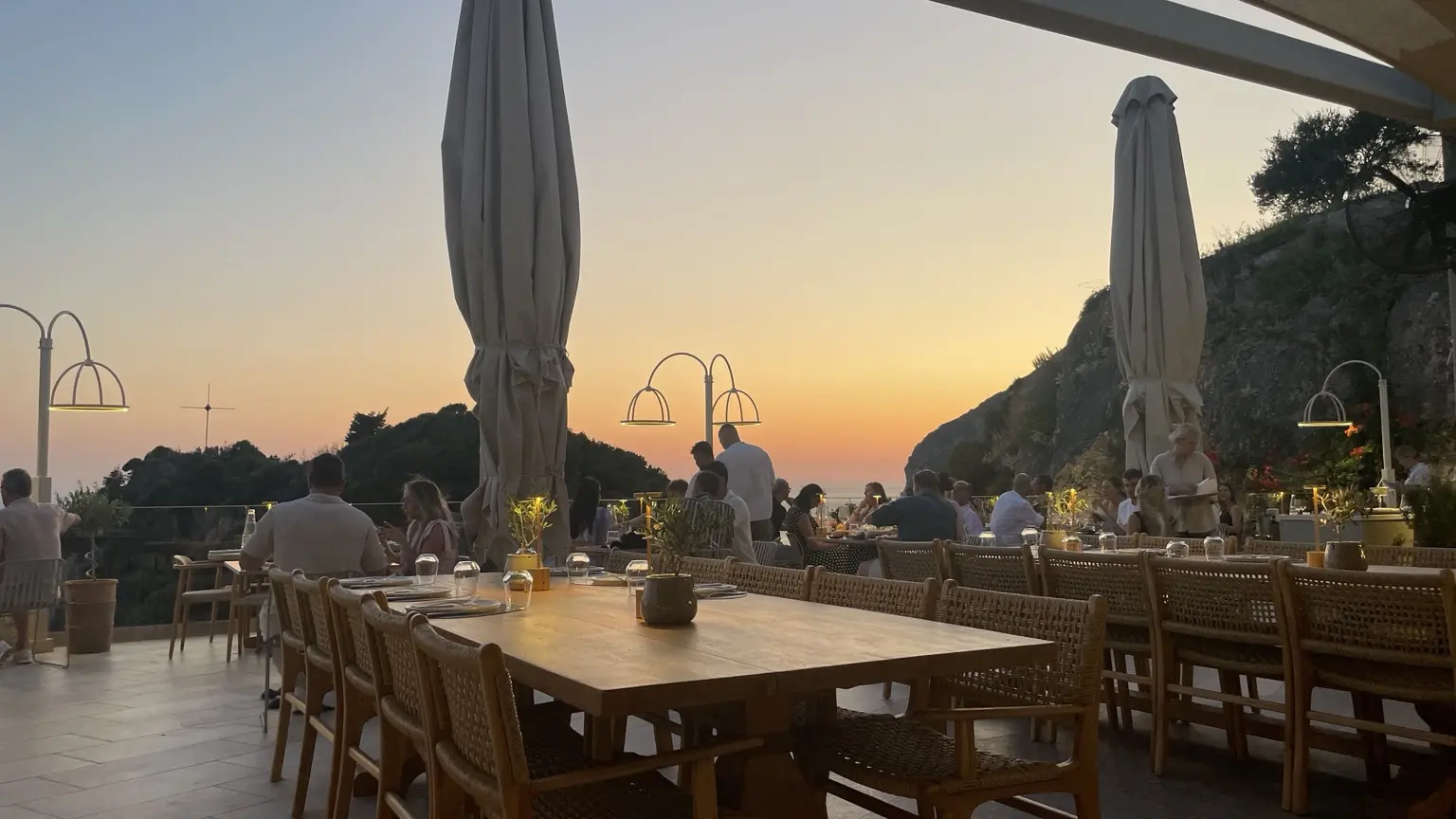 Restaurantterrasse an Korfus Küste bei Sonnenuntergang
