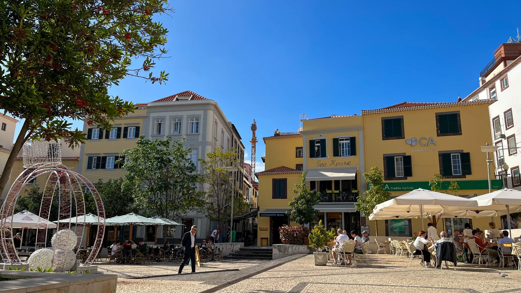 Sonniger Platz mit historischen Häusern und Straßencafés in Funchal auf Madeira
