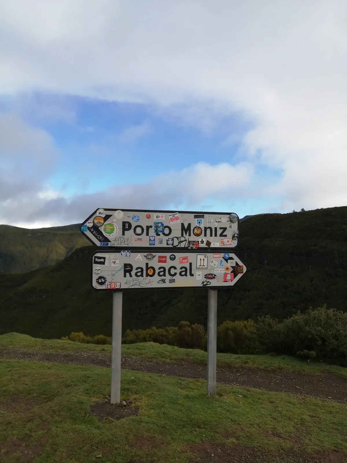 Wegweiser nach Rabaçal und Porto Moniz im grünen Hochland von Madeira