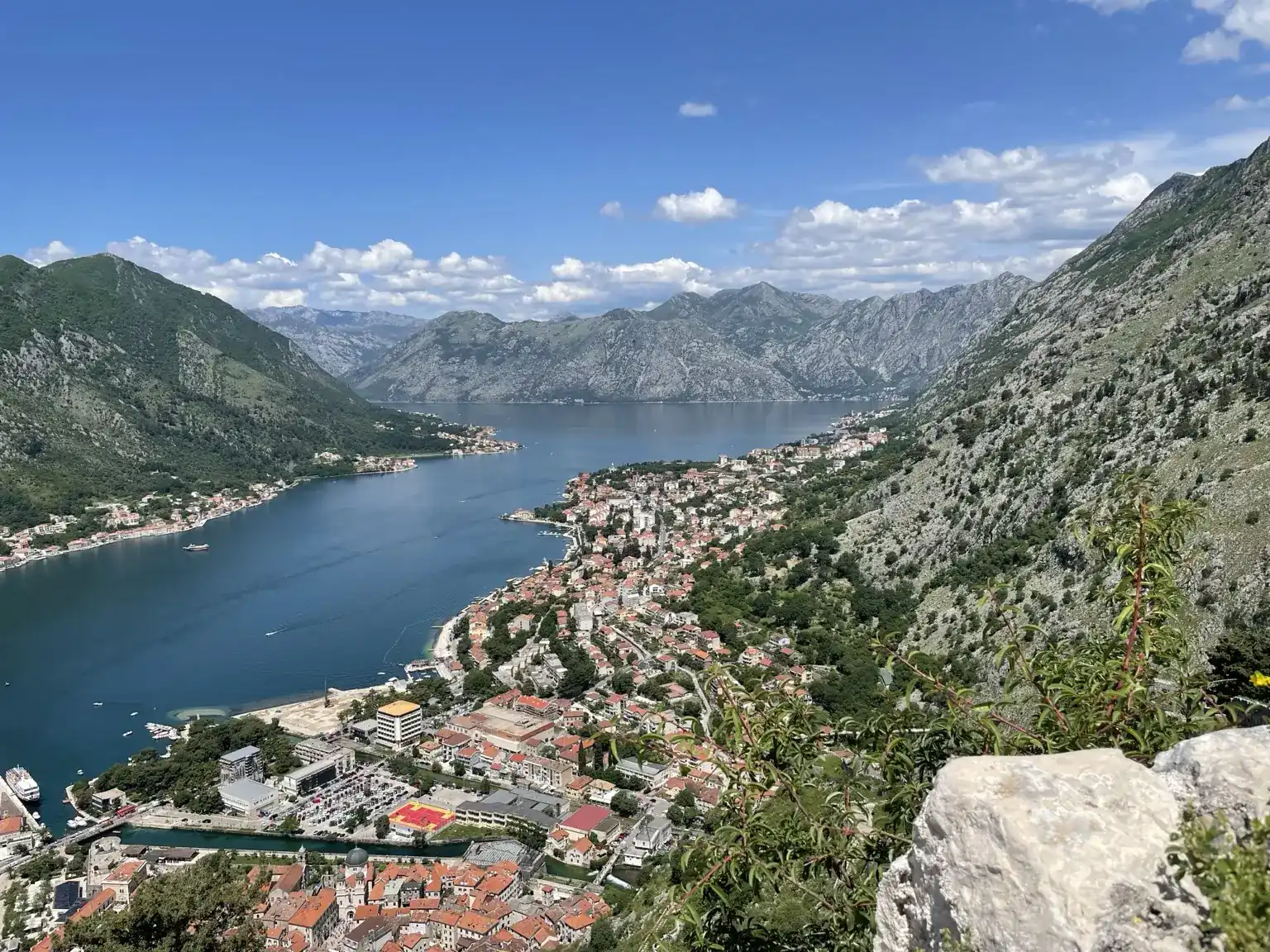 Blick von der Festung über Kotor und die Bucht