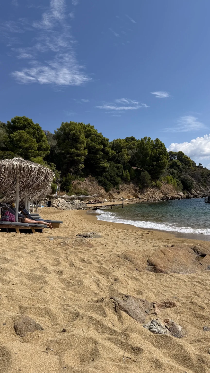 Blick auf Diamanti Beach und das türkisfarbene Wasser
