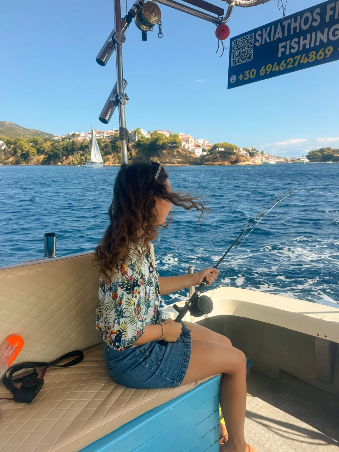 Beim Fishing Trip mit der Angel auf einem Boot vor Skiathos