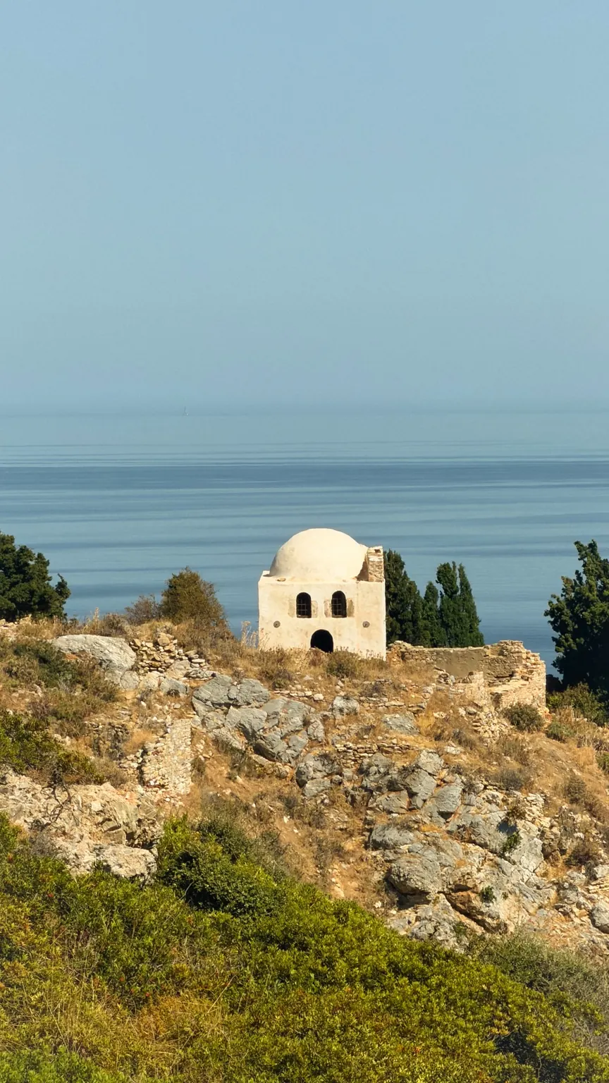 Kleine weiße Kapelle zwischen Ruinen der alten Siedlung Kastro auf Skiathos