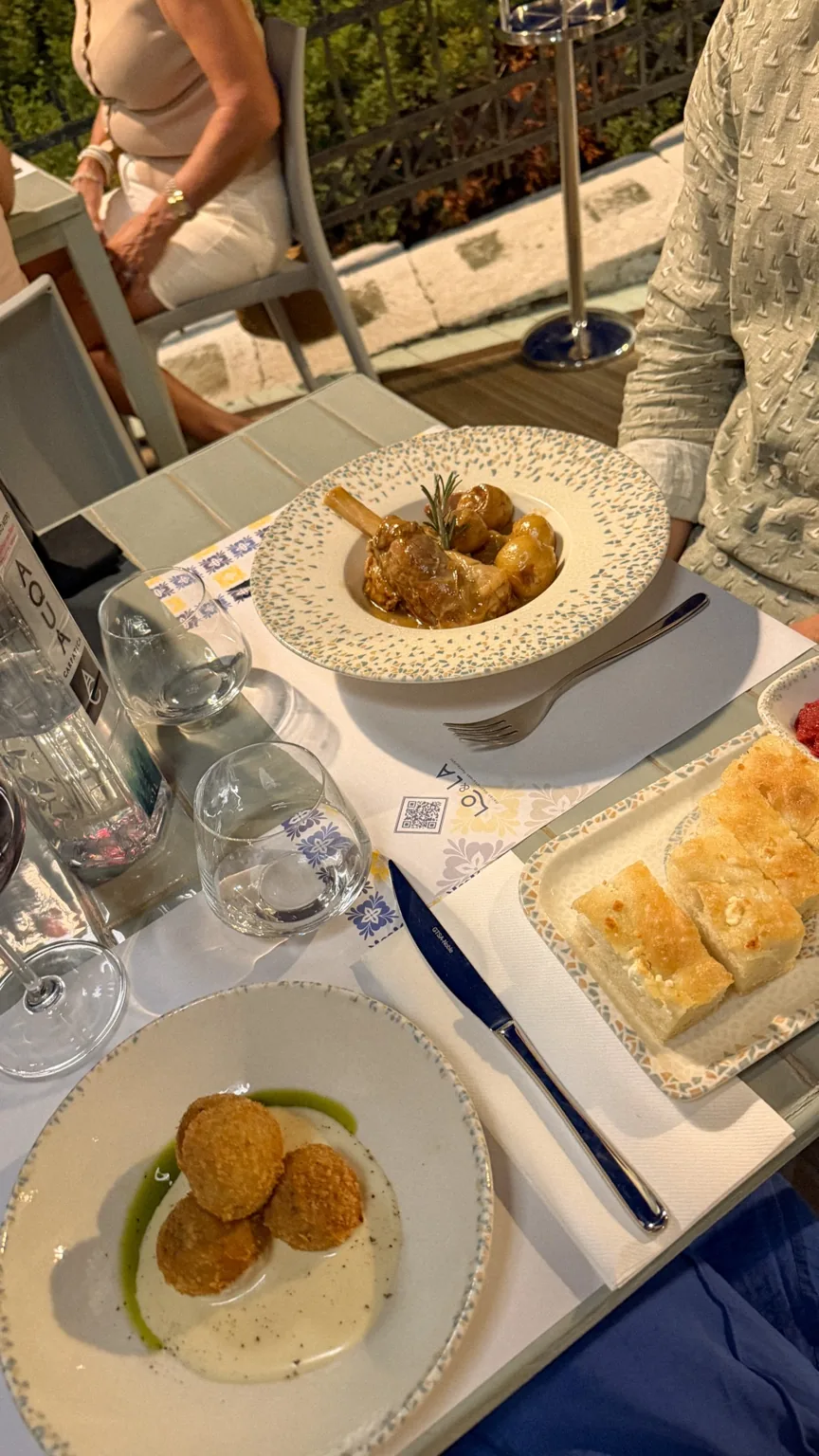 Trüffel-Arancini und weitere Speisen im Lo&La in Skiathos-Stadt