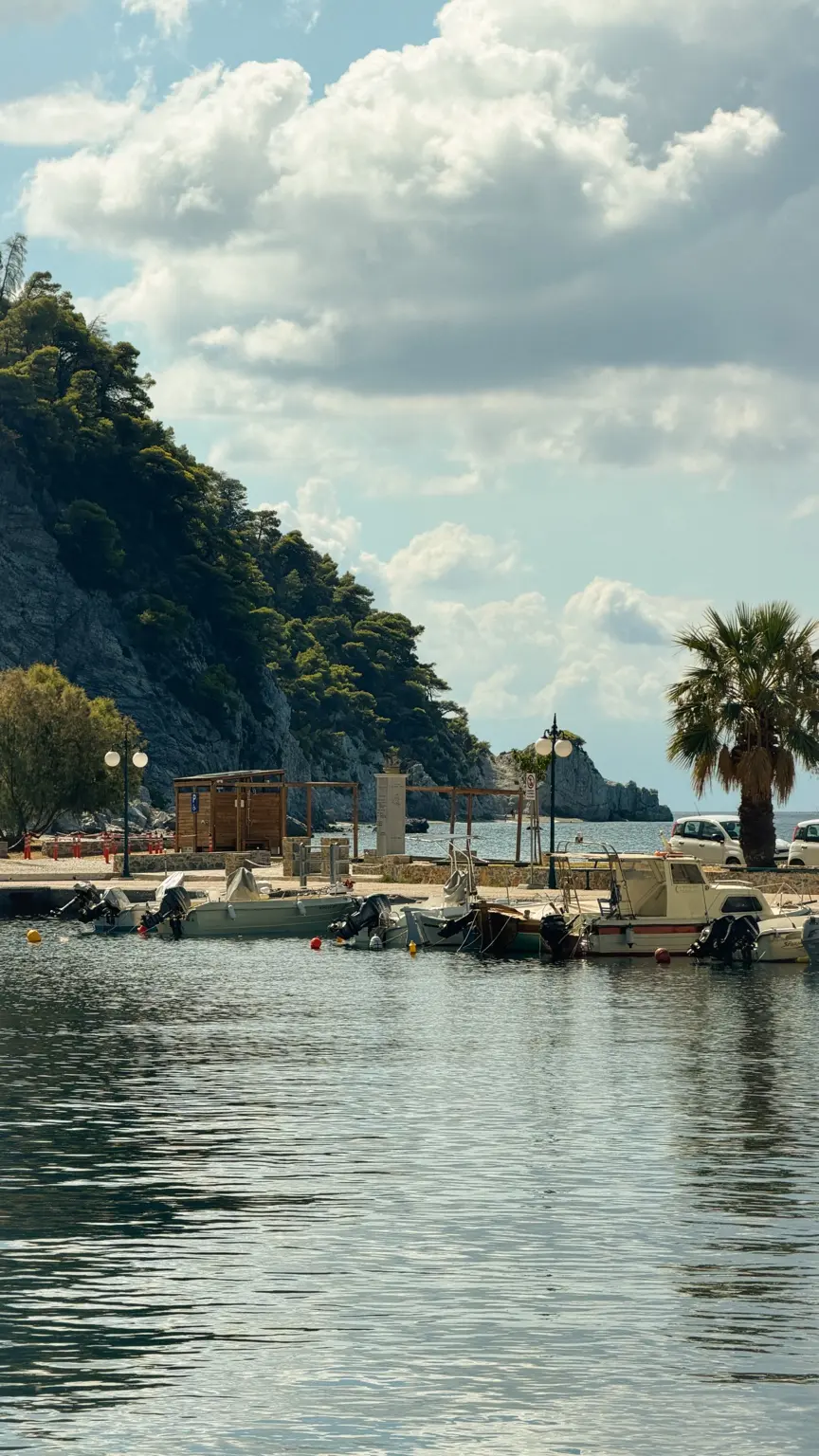 Kleine Hafenpromenade in Neo Klima auf Skopelos