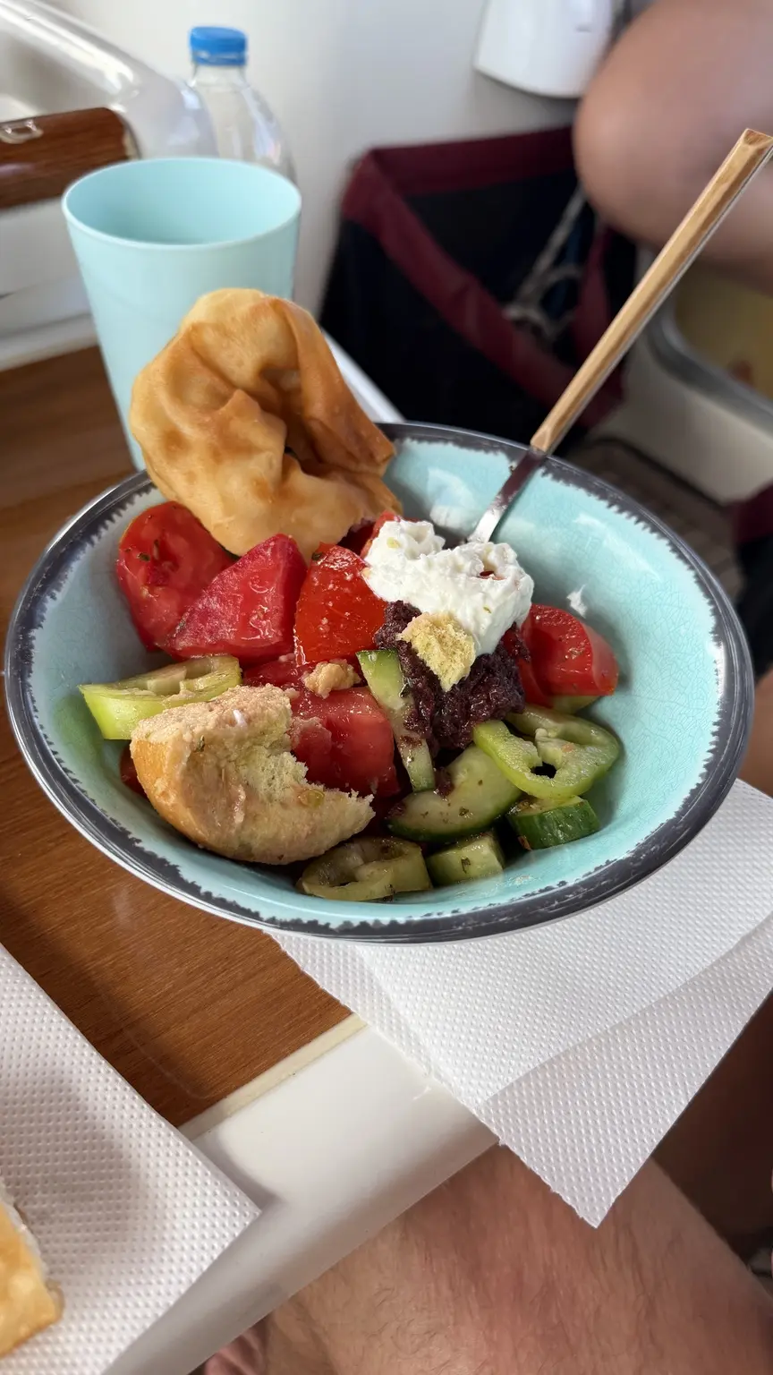 Griechischer Salat mit Tomaten, Gurke, cremigem Ziegenkäse, Olivenpaste und Brot