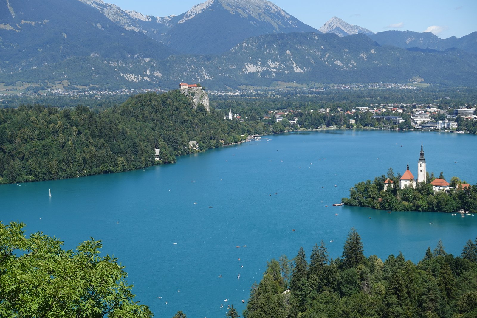 Bleder See mit Inselkirche, Burg und Bergen