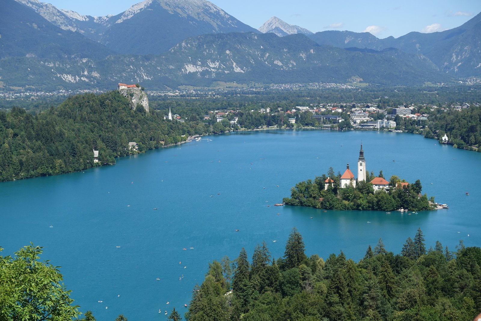 Blick über den Bleder See mit Insel, Burg und Bergen
