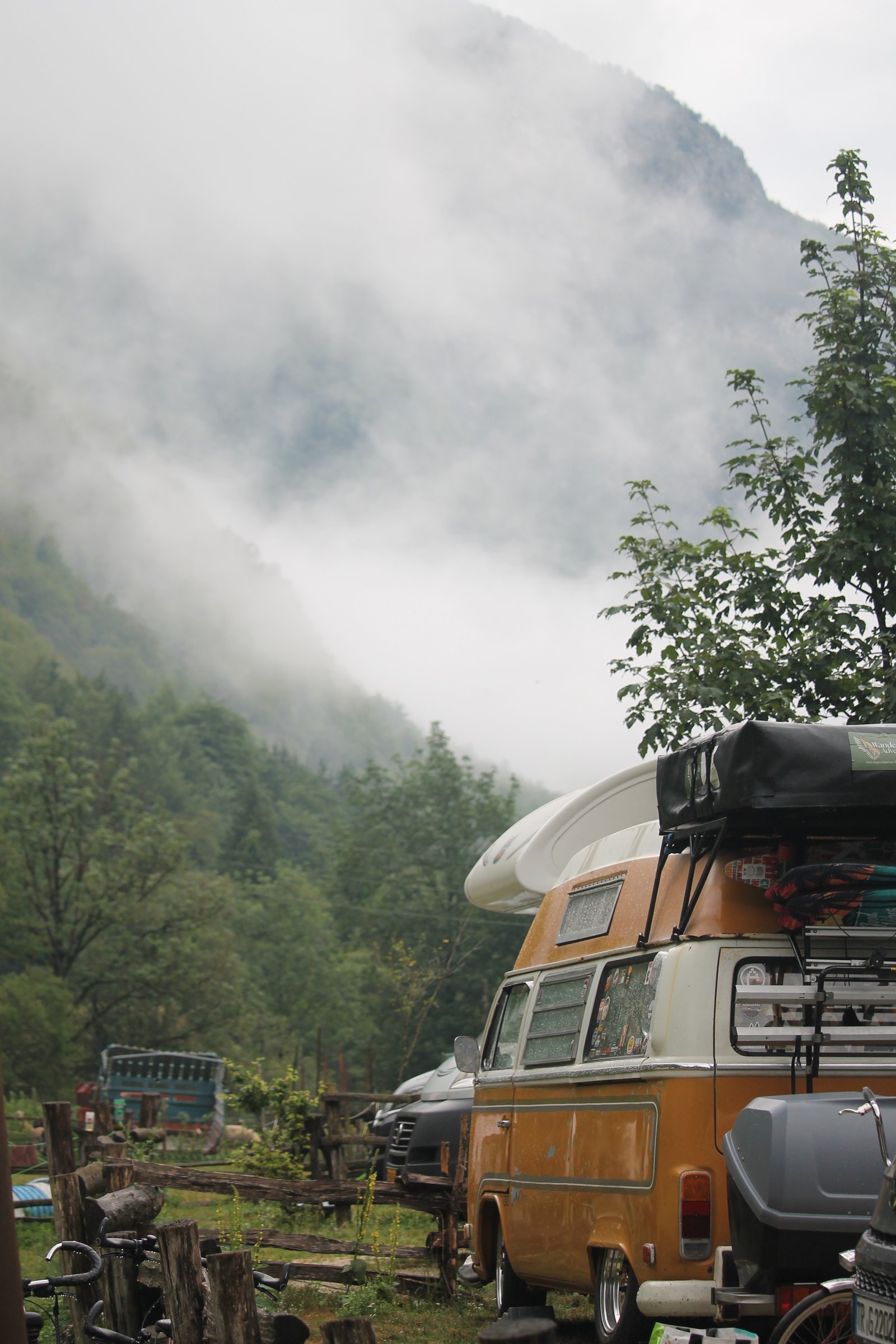 Campingplatz im Soča-Tal unter tiefen Wolken