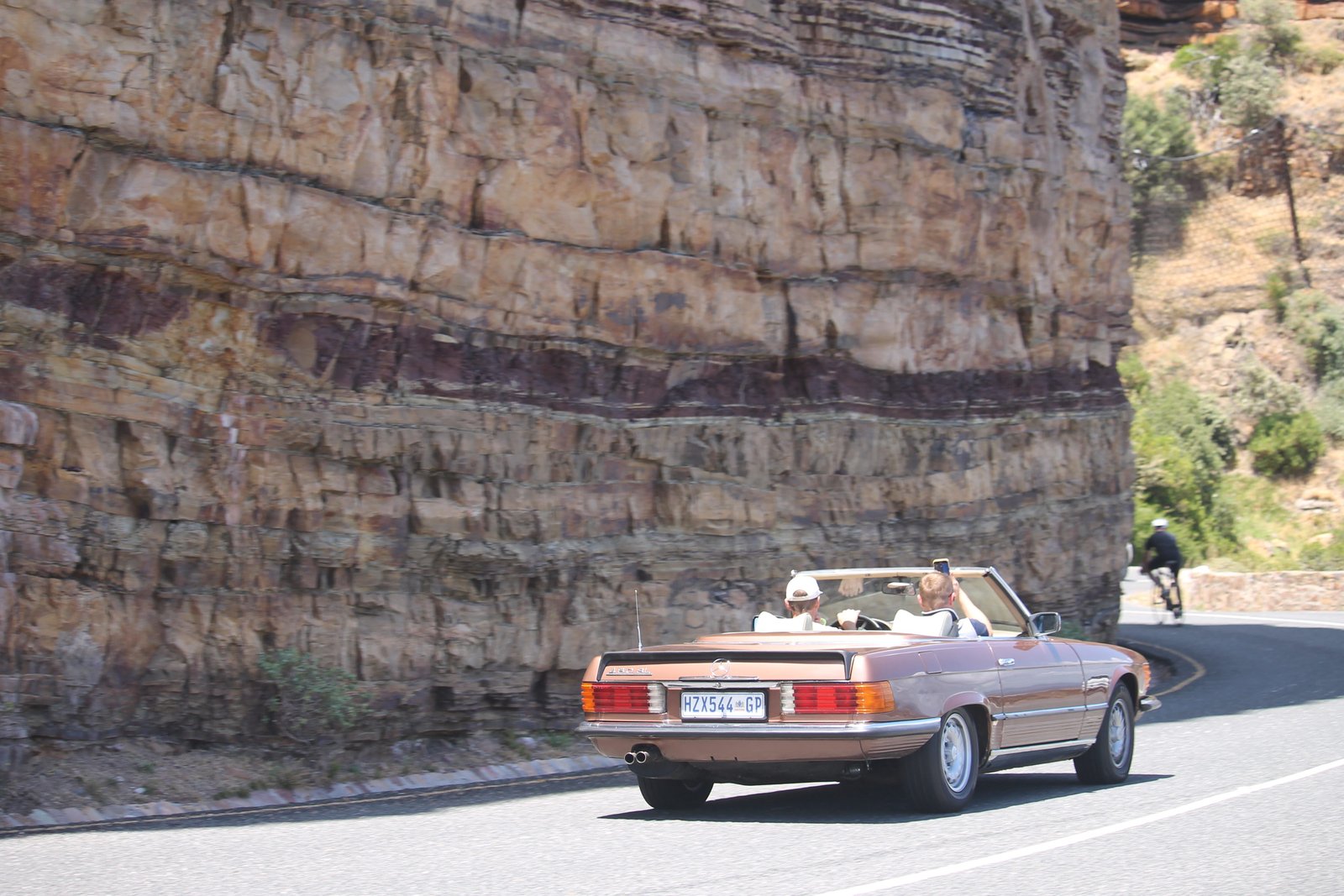Oldtimer auf der kurvigen Küstenstraße Chapman's Peak Drive bei Kapstadt