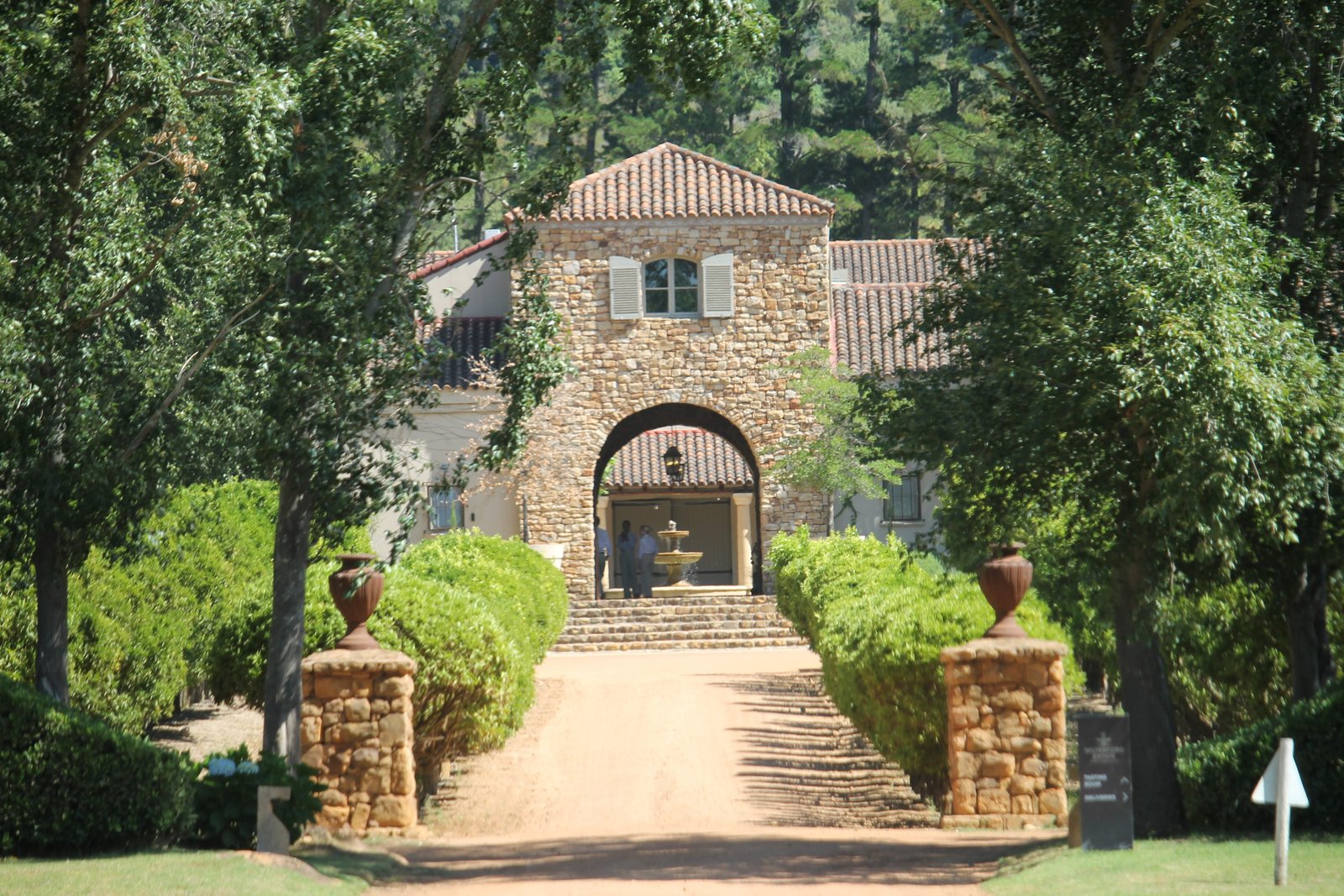 Historisches Weingut mit steinernem Torbogen und Garten bei Stellenbosch